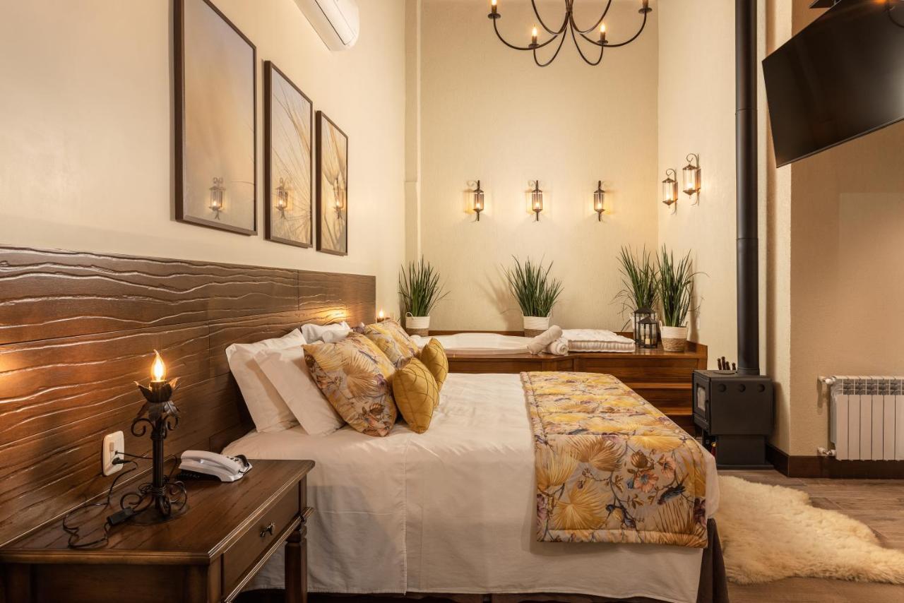 Suíte com Cama King-size e Banheira de Hidromassagem